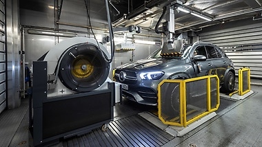 For WLTP certification, the Mercedes-Benz emissions laboratory in Stuttgart conducts emission tests on roller dynamometers under standardised, reproducible test conditions in the presence of a technical service.