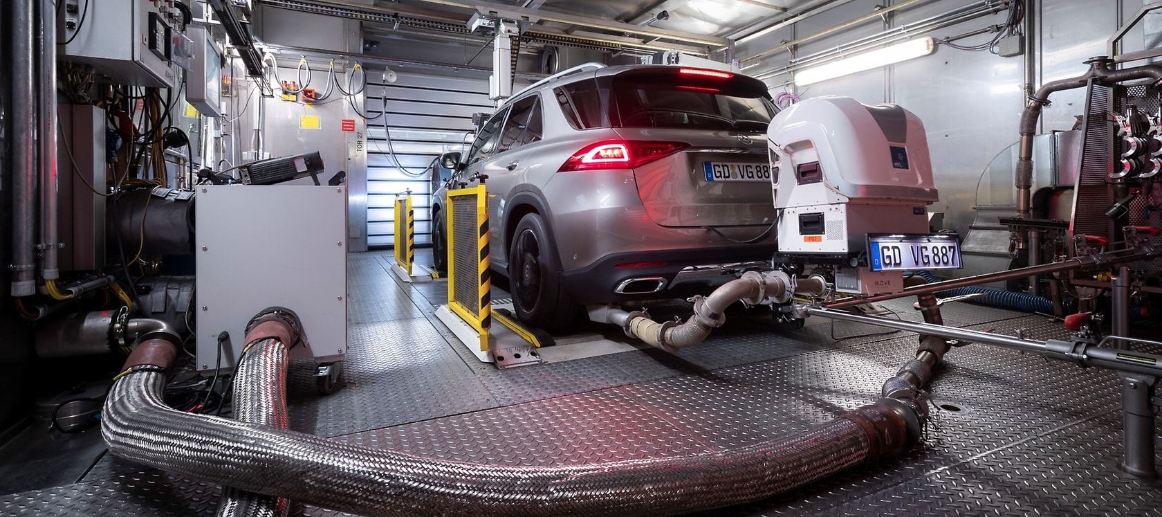 Im Rahmen einer RDE-Straßenmessung wird bei Mercedes-Benz die PEMS-Anlage vor jeder Messreihe gegen die Prüfstandmesstechnik validiert.