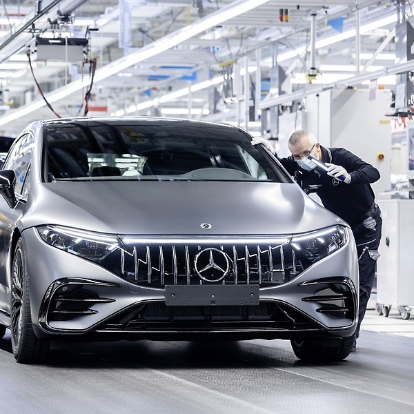 Mercedes-Benz bereitet Produktionsnetzwerk auf 100% elektrisches Pkw-Portfolio vor.