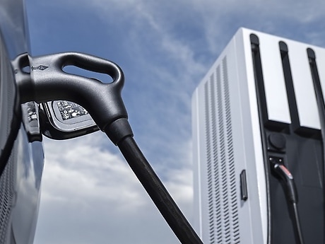 Mercedes-Benz EQS 580 4MATIC charging.