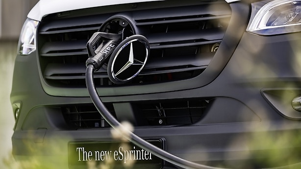 Der Ladeanschluss verbirgt sich hinter dem Mercedes Stern.