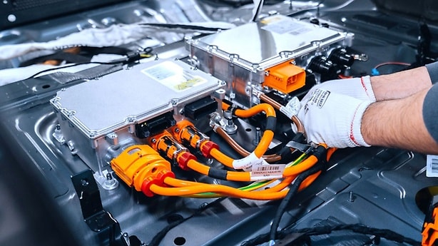 Production of the A-Class Plug-In Hybrid at the Mercedes-Benz Rastatt Plant: installation of the power electronics.