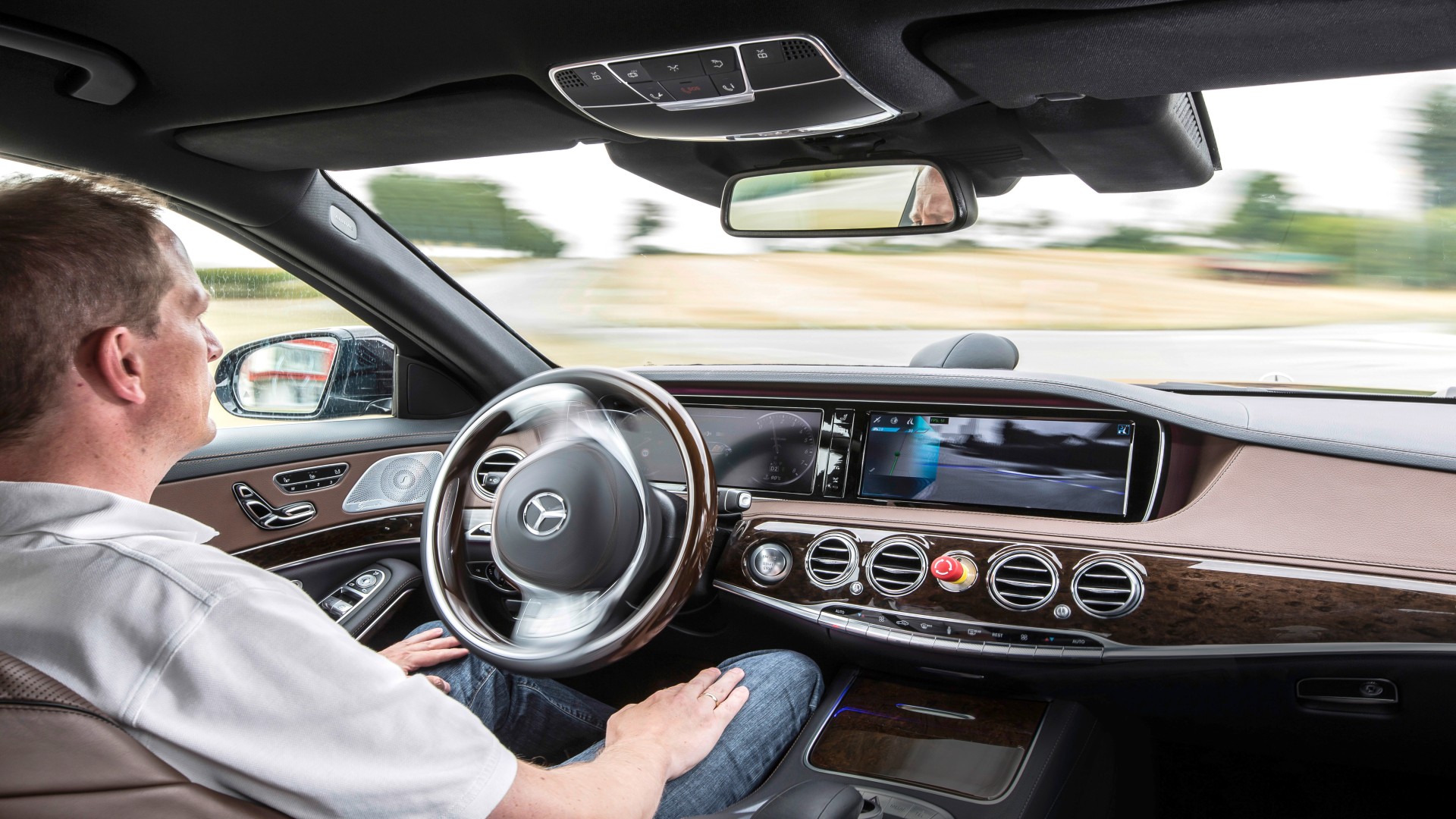 The S 500 INTELLIGENT DRIVE by Mercedes-Benz on an autonomously driven journey.