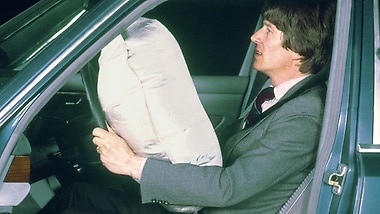 Weltweit erster Fahrer-Airbag in der Mercedes-Benz S-Klasse der Modellreihe W 126 von 1981
