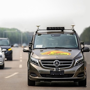 Mercedes-Benz erhält als erster internationaler Autobauer Genehmigung für Erprobung von vollautomatisierten Fahrzeugen auf öffentlichen Straßen in Peking.