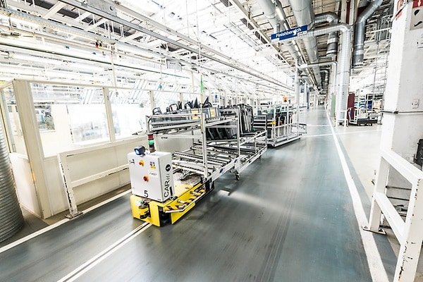For about a year now, the second generation of the AGVs has already been operating in the Mercedes-Benz Ludwigsfelde plant.