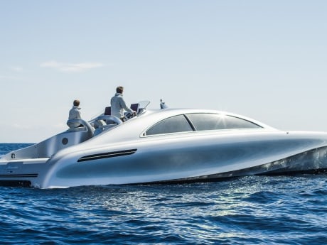 Luxus-Motoryacht „Arrow460–Granturismo“ von Silver Arrows Marine, gestaltet von Mercedes-Benz.