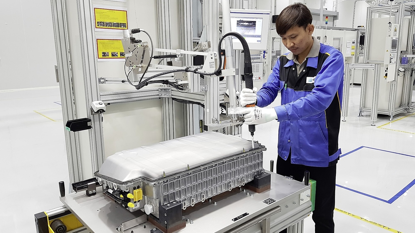 Mercedes-Benz factory for plug-in hybrid batteries in Bangkok.