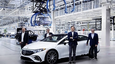 Start of Production of the EQS at the Factory 56 (from left to right): Jörg Burzer, Michael Bauer, Markus Schäfer und Ergun Lümali.