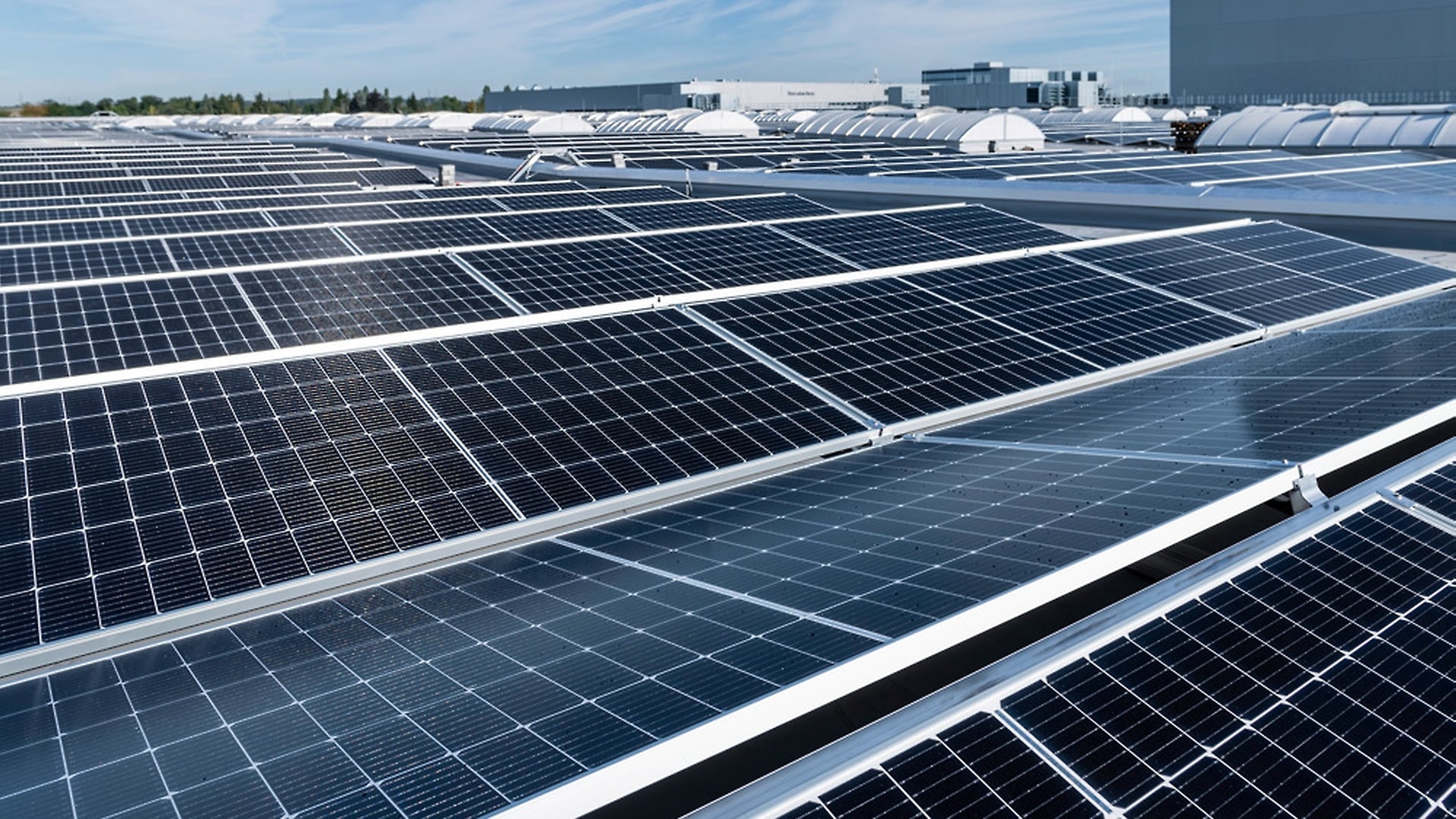 Auf dem Dach der Factory 56 befindet sich eine Photovoltaik-Anlage, die die Halle mit selbst erzeugtem, grüne m Strom versorgt.