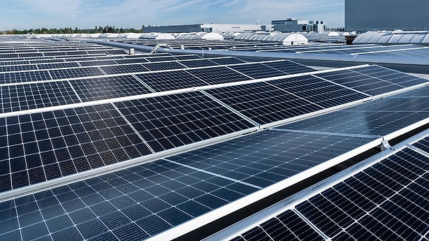 Auf dem Dach der Factory 56 befindet sich eine Photovoltaik-Anlage, die die Halle mit selbst erzeugtem, grüne m Strom versorgt.