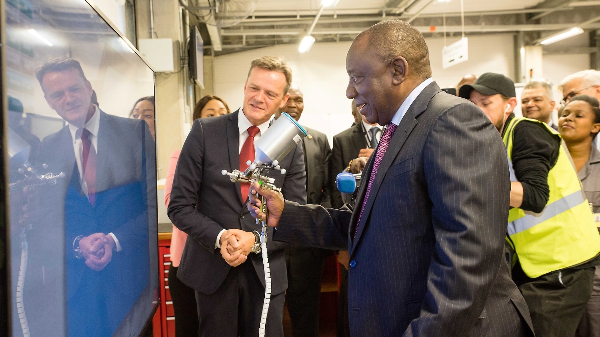Markus Schäfer shows Cyril Ramaphosa the virtual painting training station at the Mercedes-Benz Learning Academy in East London (South Africa).