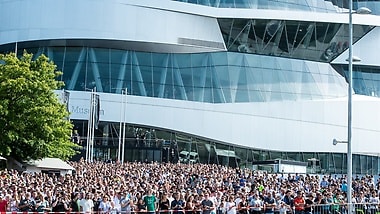 Rund 12.500 Zuschauer sahen am Mercedes-Benz Museum in Stuttgart den ersten urbanen Flug des Volocopter in Europa.