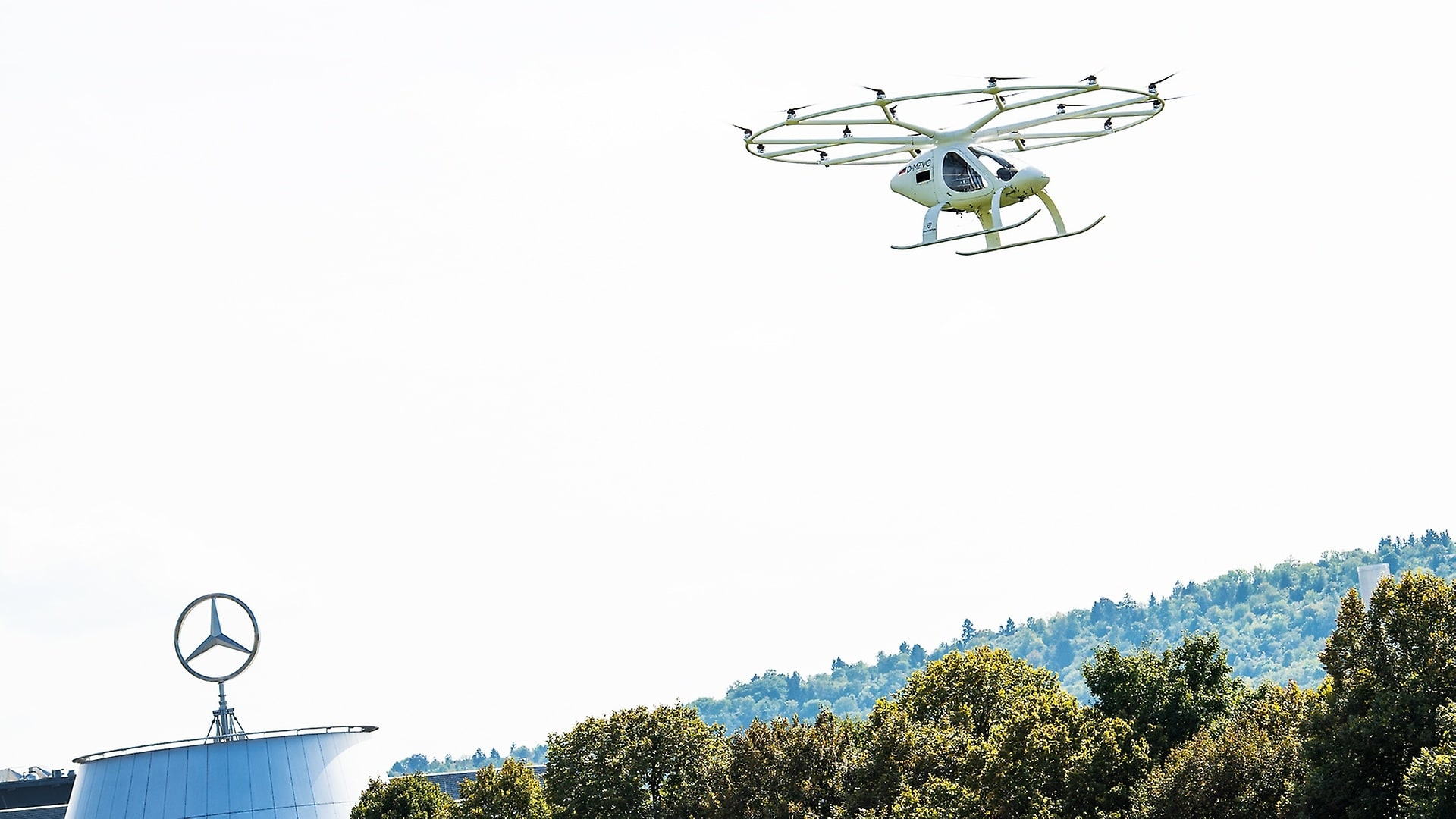 Exklusiv vor dem Mercedes-Benz Museum in Stuttgart: Erster erfolgreicher urbaner Flug des Volocopter in Europa.