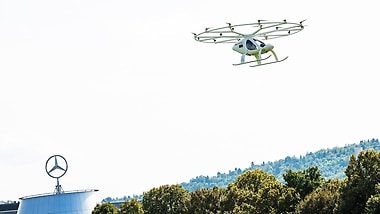 Exklusiv vor dem Mercedes-Benz Museum in Stuttgart: Erster erfolgreicher urbaner Flug des Volocopter in Europa.