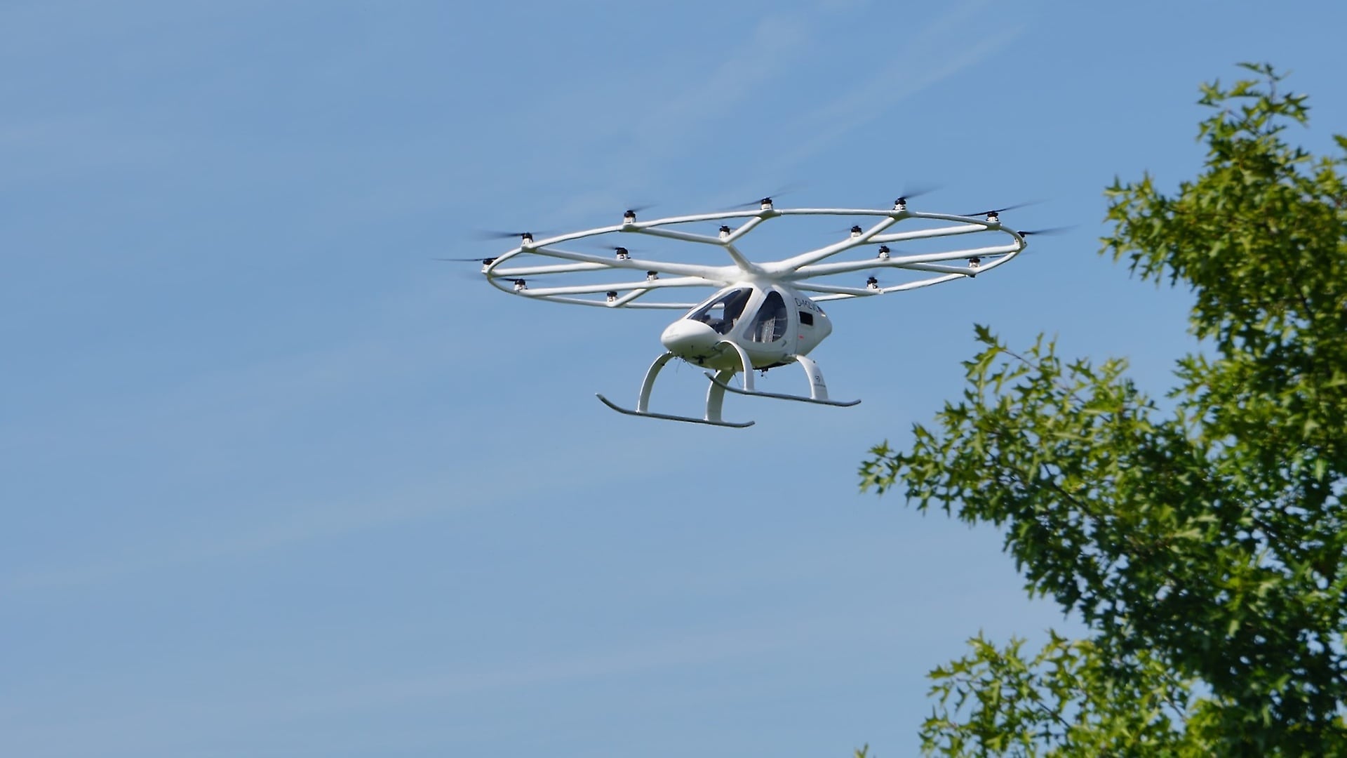 Exklusiv vor dem Mercedes-Benz Museum in Stuttgart: Erster erfolgreicher urbaner Flug des Volocopter in Europa.