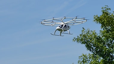 Exklusiv vor dem Mercedes-Benz Museum in Stuttgart: Erster erfolgreicher urbaner Flug des Volocopter in Europa.