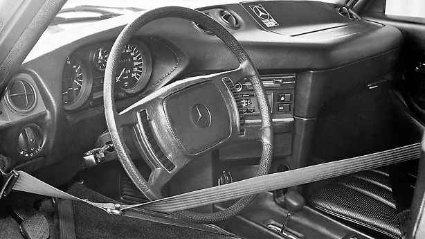Automatically applied front seat belt