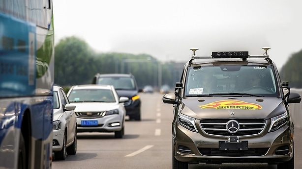Mercedes-Benz erhält als erster internationaler Autobauer Genehmigung für Erprobung von vollautomatisierten Fahrzeugen auf öffentlichen Straßen in Peking.