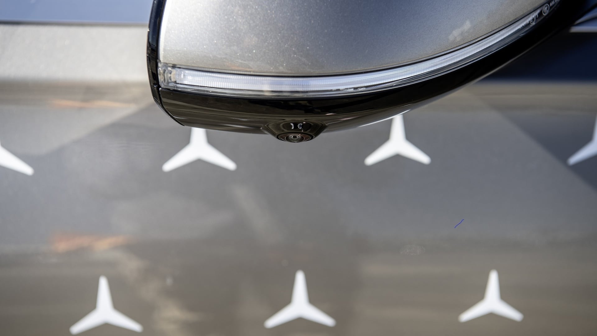 Cameras in the exterior mirrors of the DRIVE PILOT detect the lane markings.