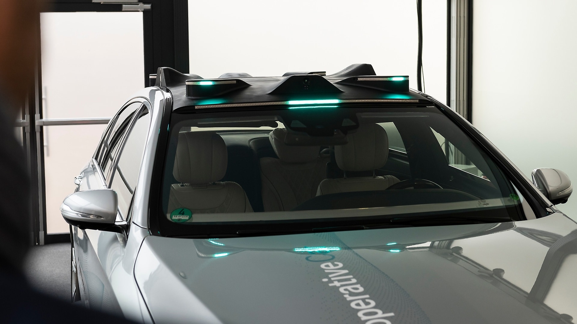 Lamps on the roof provide information about the next actions that the vehicle is going to perform. 