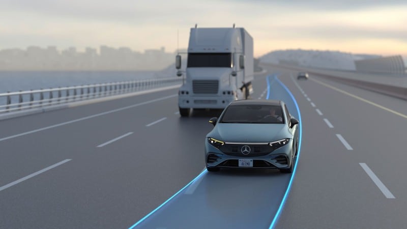 Mercedes-Benz bringt die Funktion „Automatischer Spurwechsel“ auf den europäischen Markt.