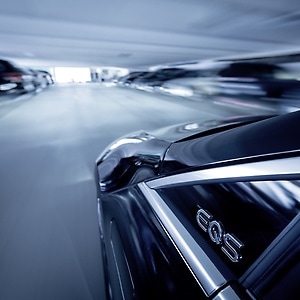 Mercedes-Benz erhält für das gemeinsam mit seinem Technologiepartner Bosch entwickelte „Automated Valet Parking“ die Freigabe der Behörden für den Serienbetrieb.
