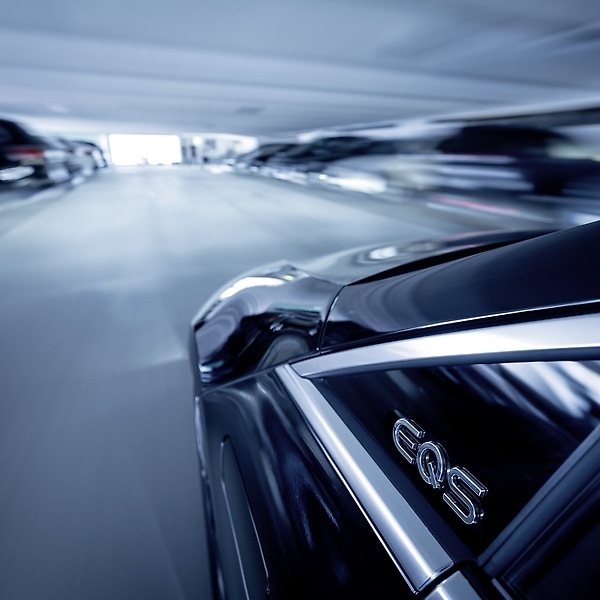 Mercedes-Benz erhält für das gemeinsam mit seinem Technologiepartner Bosch entwickelte „Automated Valet Parking“ die Freigabe der Behörden für den Serienbetrieb.