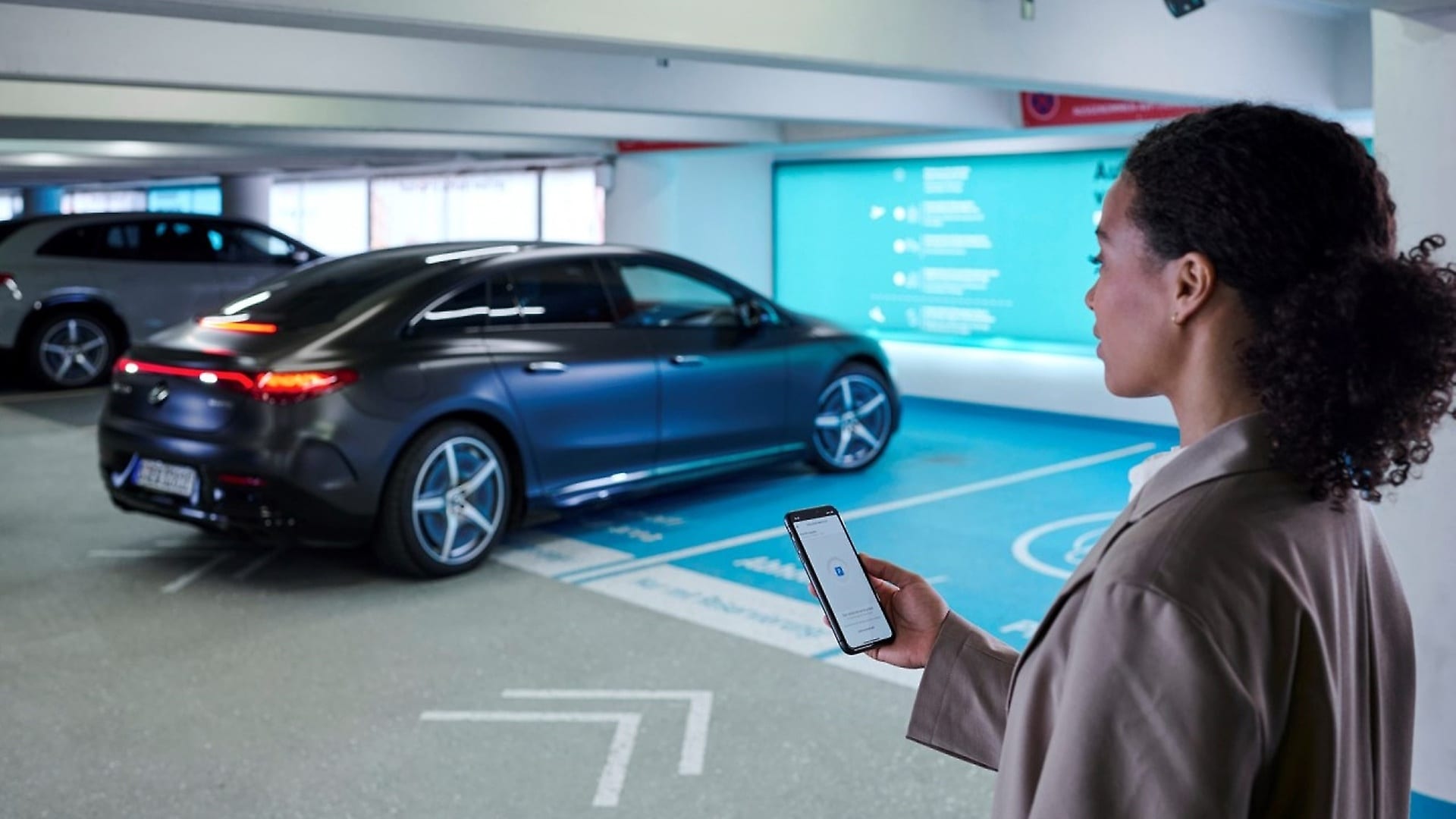 Via the Mercedes me App, the driver books a parking space in advance and can initiate the parking maneuver at the parking garage.