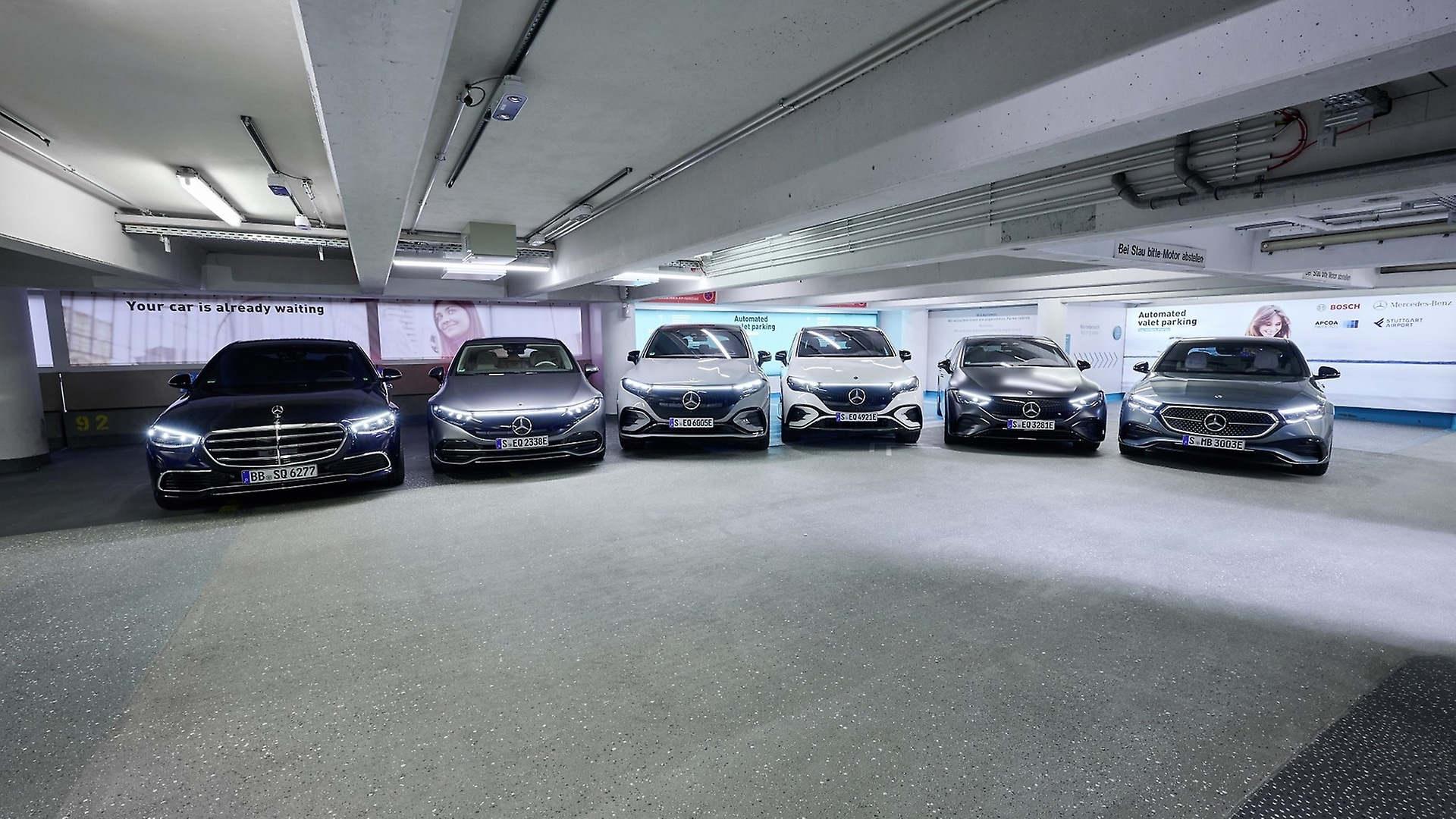 Sieben Mercedes-Benz Modelle bereit für vollautomatisiertes und fahrerloses Parken. Parken (von links): S-Klasse, EQS, EQS SUV, EQE SUV, EQE, E-Klasse Limousine und T-Modell.