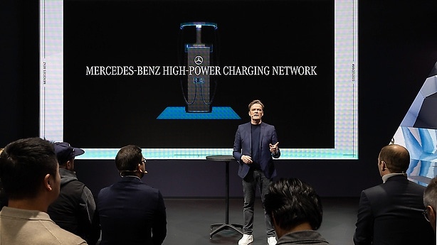 Markus Schäfer presents the Mercedes-Benz high-power charging network.