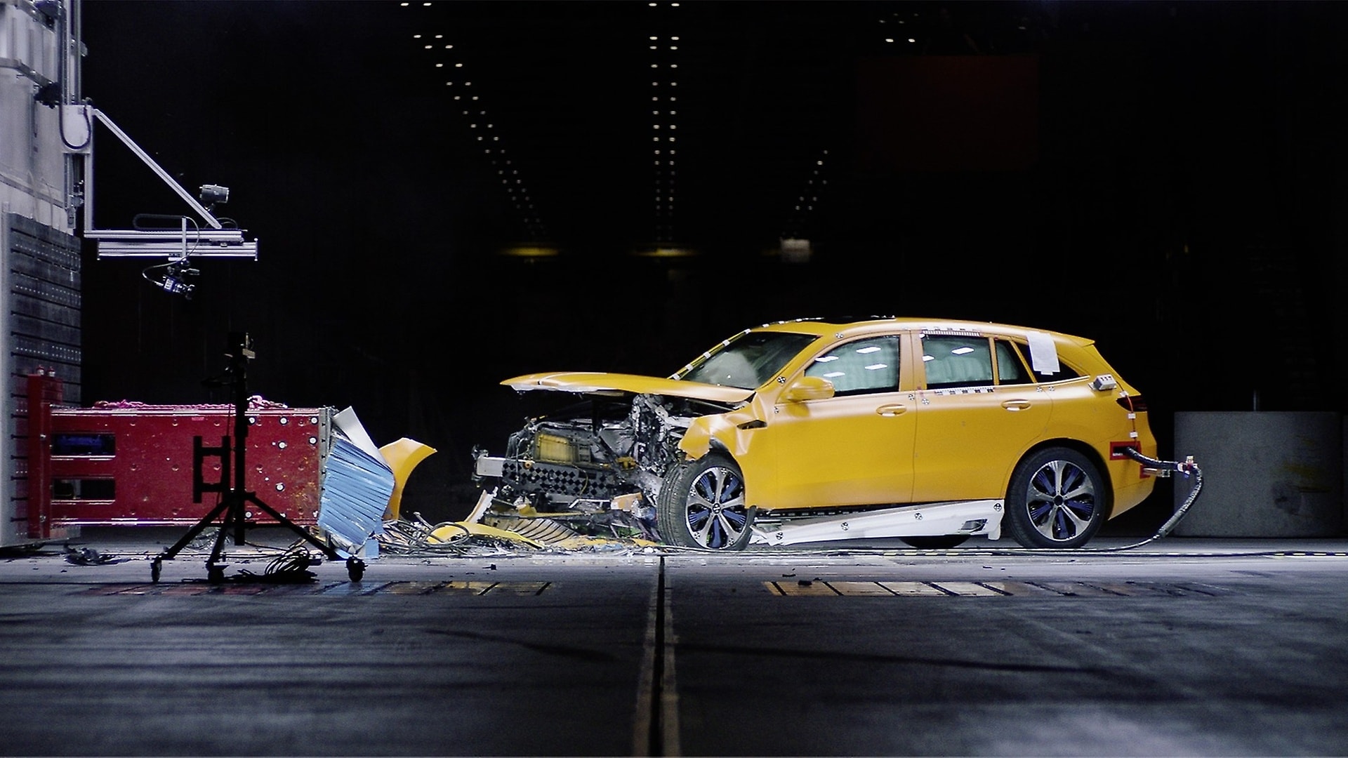Mercedes-Benz EQC: Crash-testing at the Mercedes-Benz Technology Centre for Vehicle Safety (TFS).