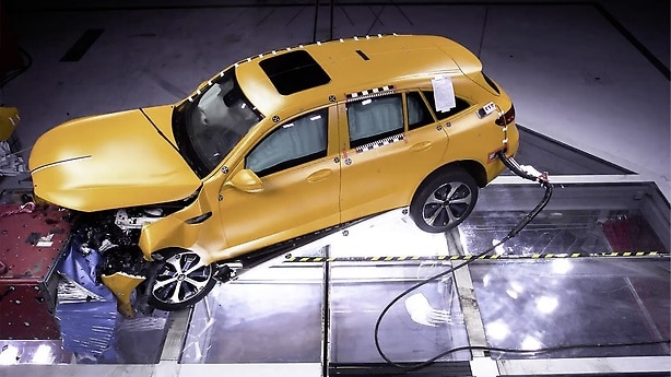 Mercedes-Benz EQC: Crash-Erprobung im Mercedes-Benz Technologiezentrum Fahrzeugsicherheit (TFS).