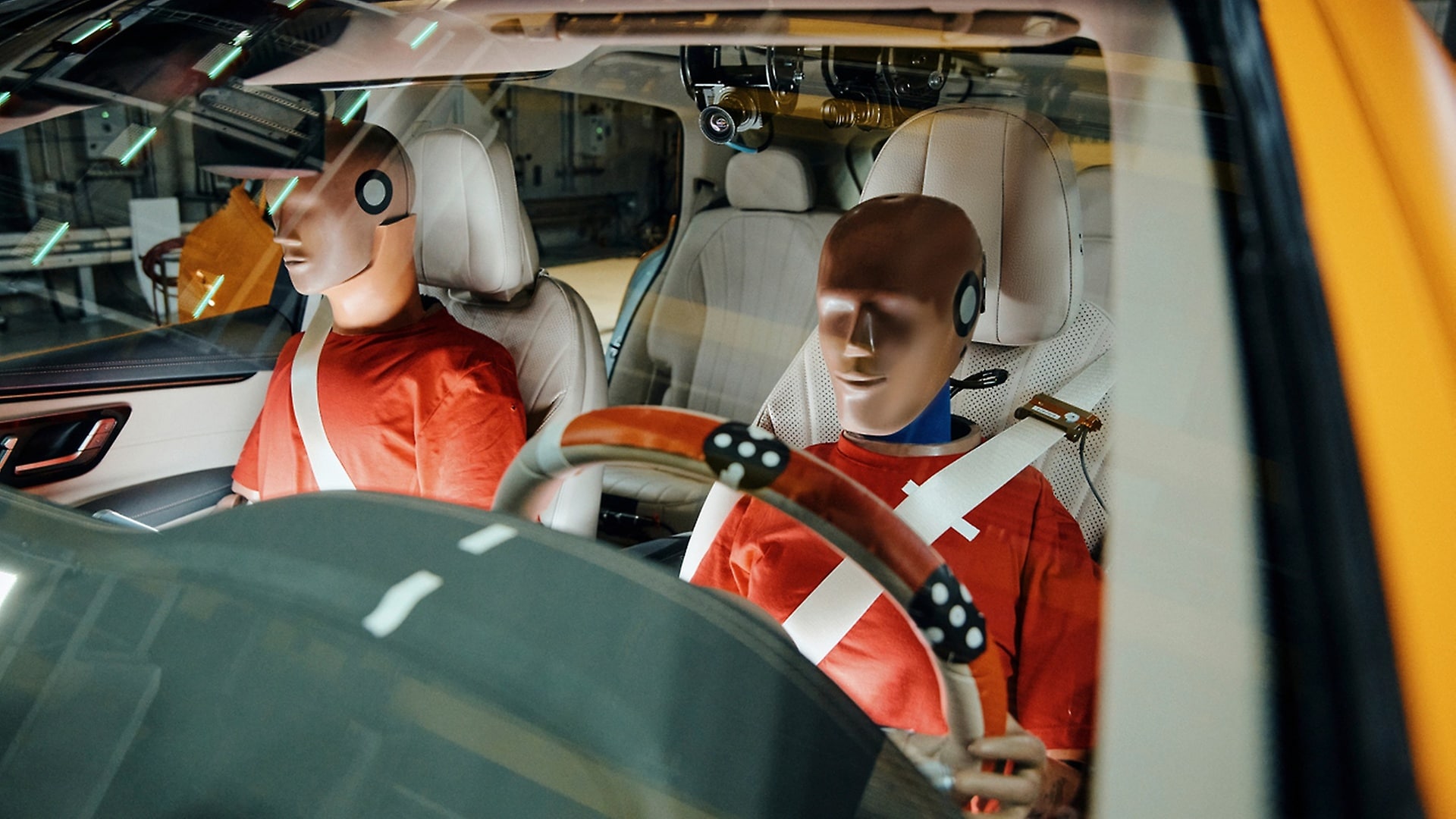 Female dummy types were placed in the driver's seat of both cars. For many years, Mercedes-Benz has used frontal crash tests with female dummies in the front seat to design its protection systems for the widest possible range of customers. 