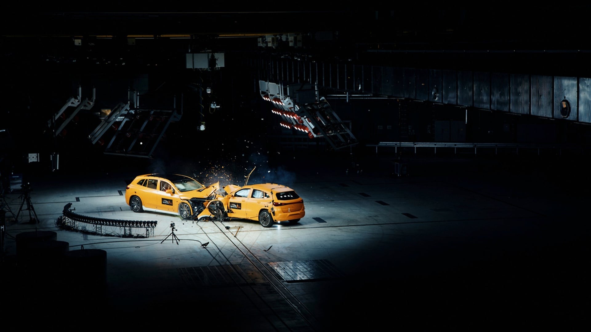 Der "Real-life"-Crashtest zeigt, dass Mercedes-Benz Elektrofahrzeuge so sicher sind wie alle Modelle mit dem Stern.