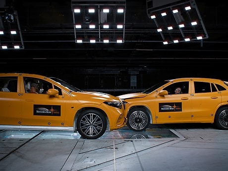 Above and beyond the legal requirements: An EQA and an EQS SUV collided head-on with a 50 percent overlap in a real-life accident scenario, each travelling at 56 km/h.