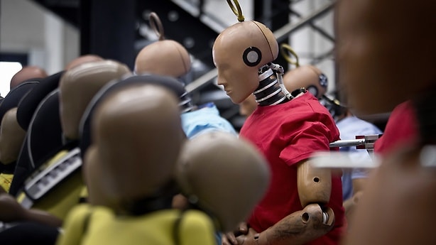 The approx. 120 test dummies are prepared for tests in the precisely temperature-controlled workshop. Each of the dummies costs up to Ä 700,000 and has up to 220 measuring points.