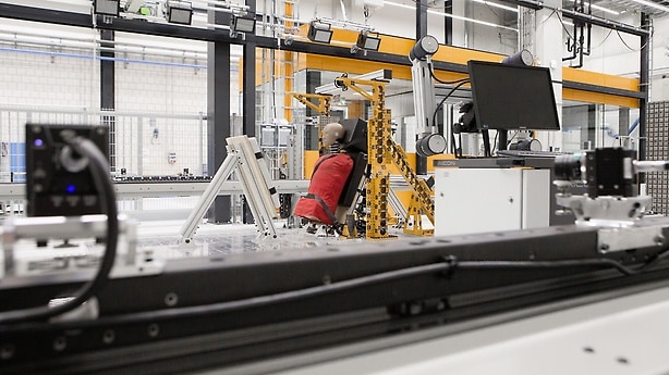 Etwa 1.700 Schlittenversuche pro Jahr führt Mercedes-Benz im Technologiezentrum Fahrzeugsicherheit durch.
