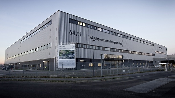 Das Gebäude im Mercedes Technology Center Sindelfingen hat die Abmessungen 170 m x 279 m x 23 m, die Investition beträgt ca. 200 Millionen Euro.