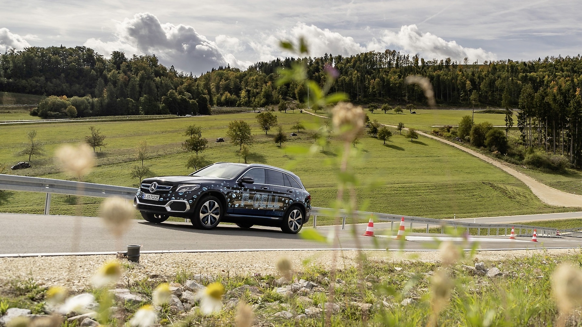 Mercedes-Benz GLC F-CELL Wasserstoffverbrauch gewichtet: 0,91 kg/100 km; CO₂-Emissionen gewichtet: 0 g/km Stromverbrauch gewichtet: 18,0 kWh/100 km¹.