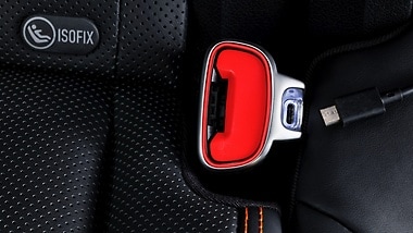 A USB socket is integrated into the belt buckle. This enables mobile devices to be charged and connected when the seat belt is fastened.