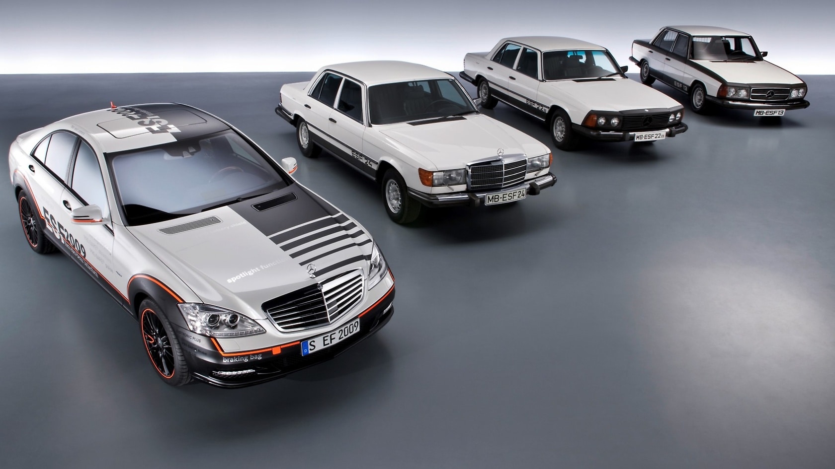 Mercedes-Benz Experimental-Sicherheits-Fahrzeuge ESF 2009 (2009), ESF 24 (1974), ESF 22a (1973), ESF 13 (1972) – von links nach rechts.
