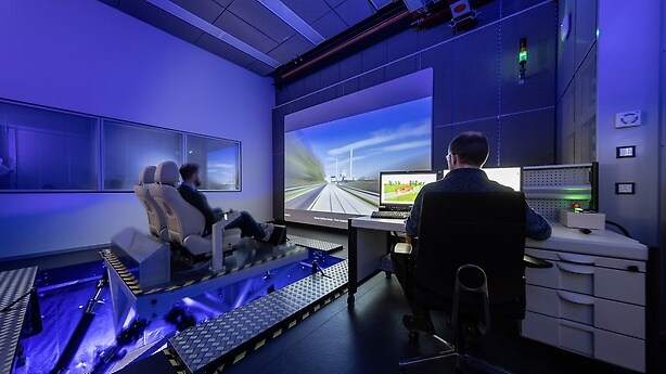 Im Ride-Simulator arbeiten die Fahrwerks-Experten von Mercedes-Benz z. B. an der Dämpfungsvarianz.