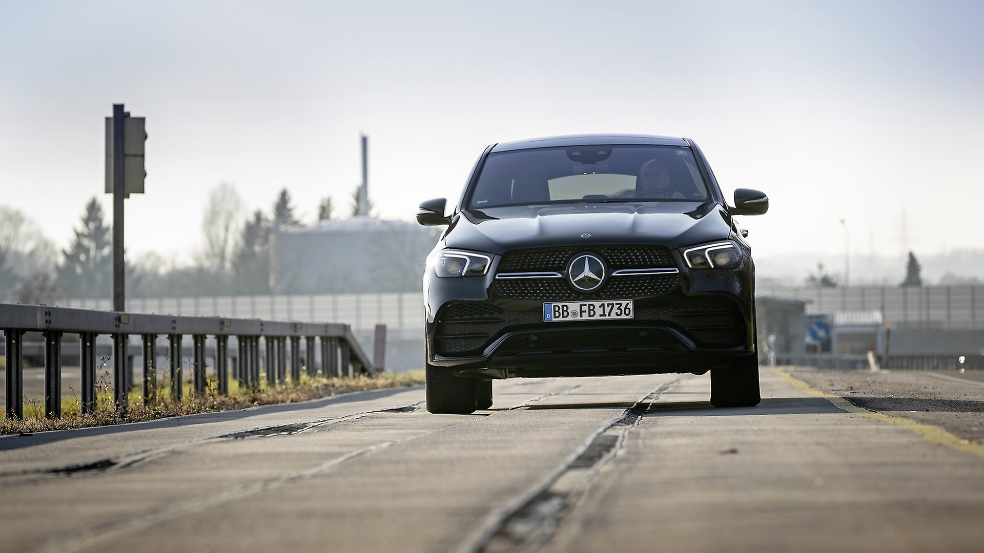 In order to put the finishing touches to all the characteristic properties of the Mercedes-Benz driving character – so the ride comfort, driving safety, self-assurance, sportiness and precision – the vehicle itself is also tested and optimised.