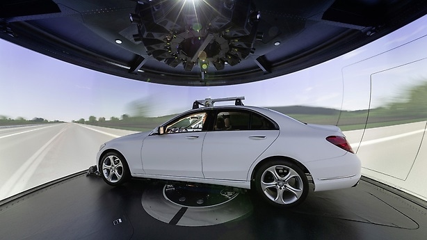 Die 360° Leinwand des Simulators.