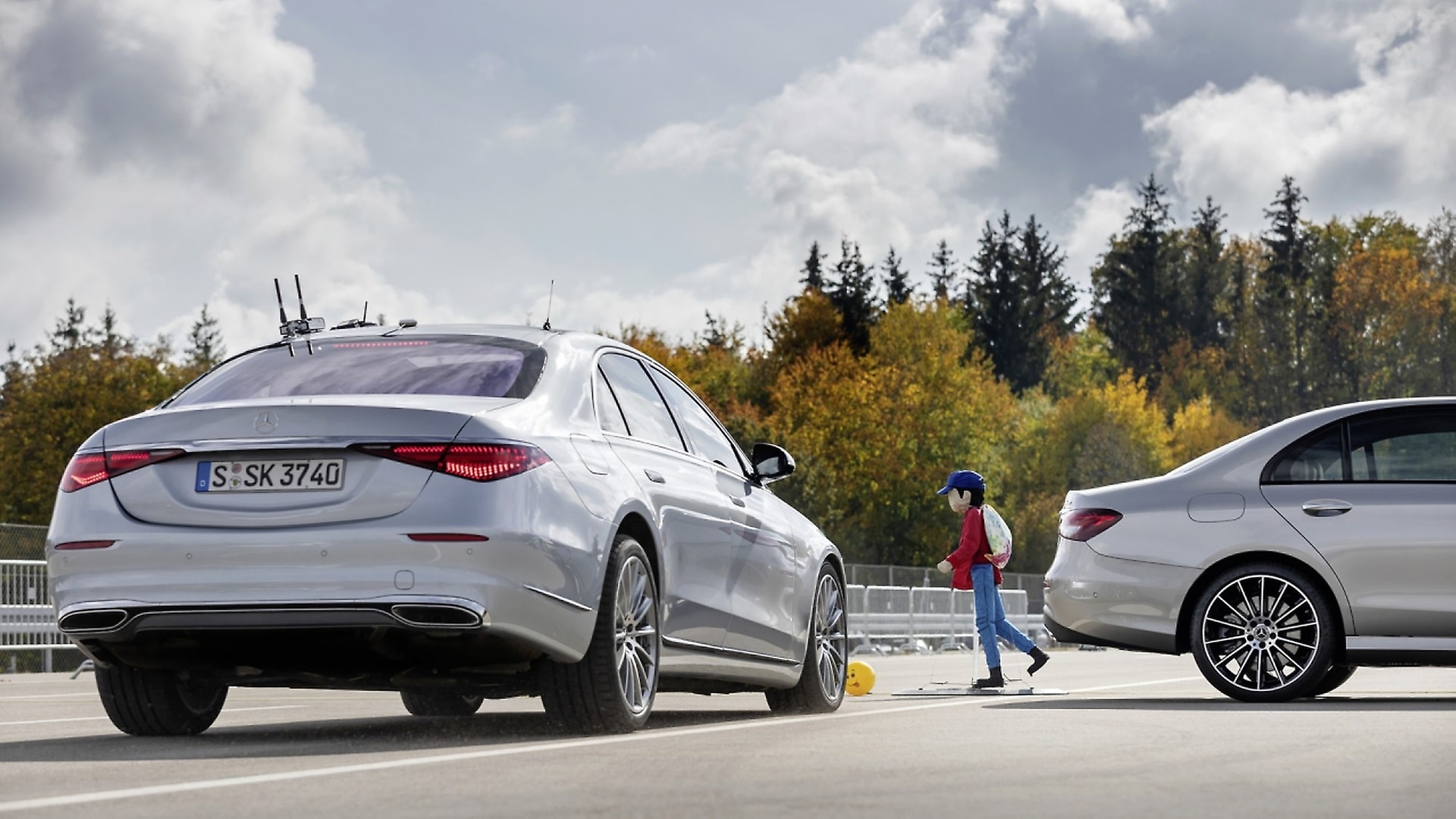 Das innovative Fahrassistenzsystem gehört bei Mercedes-Benz Pkw zur Serienausstattung.