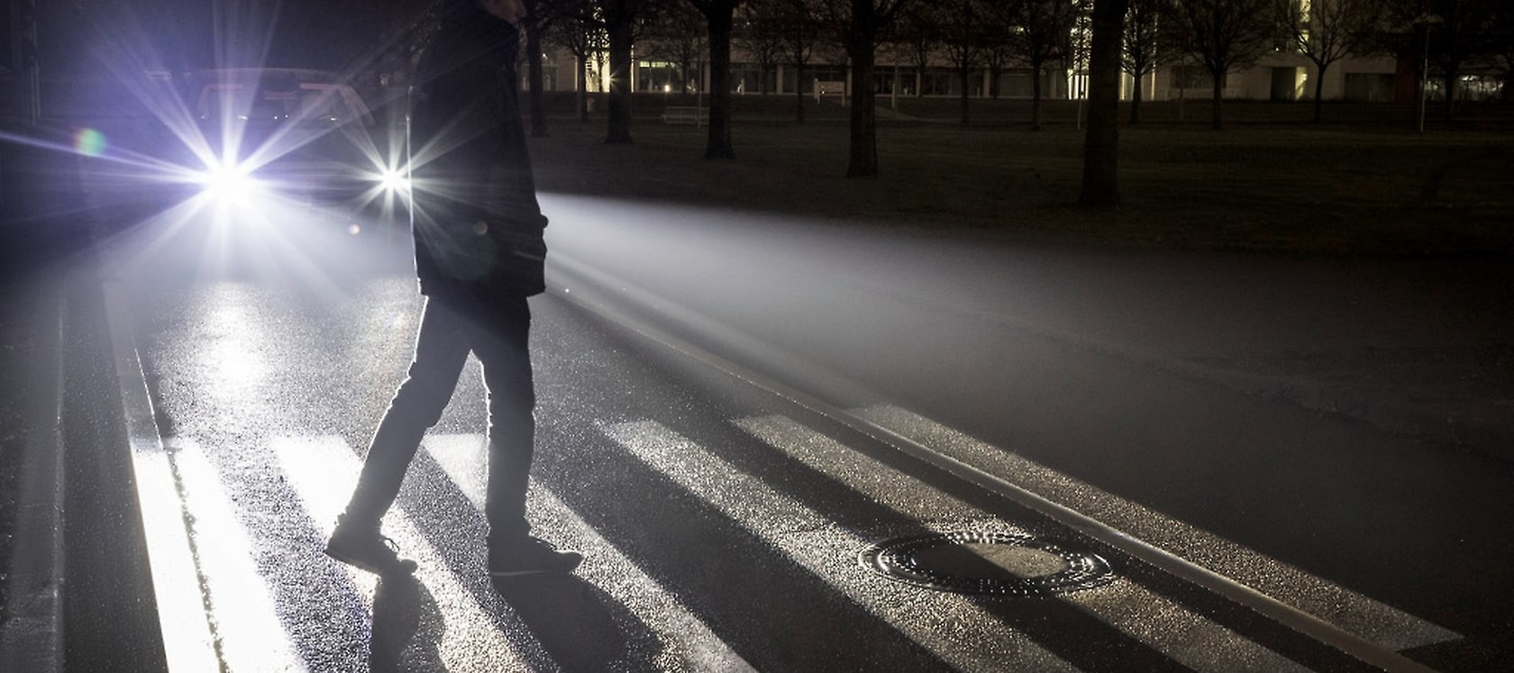 DIGITAL LIGHT: Mit der neuen HD-Scheinwerfergeneration von Mercedes-Benz lassen sich hochauflösende Projektionen auf die Straße projizieren.