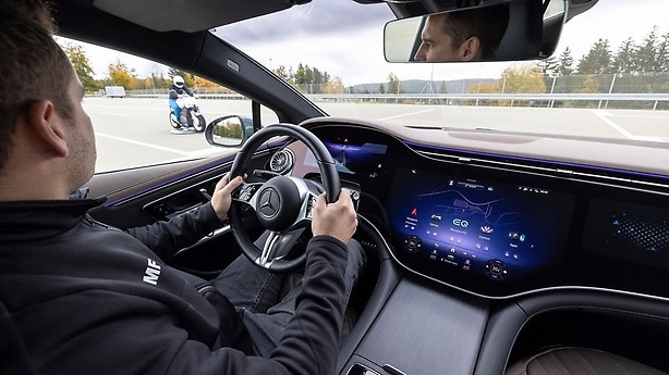 Mehr als 40 aktive Fahrassistenzsysteme sorgen heute für Sicherheit für alle Verkehrsteilnehmer.
