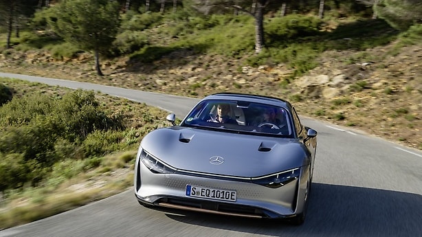 The Mercedes-Benz VISION EQXX sets efficiency record – over 1,000 km on a single battery charge and average consumption of 8.7 kWh/100 km.