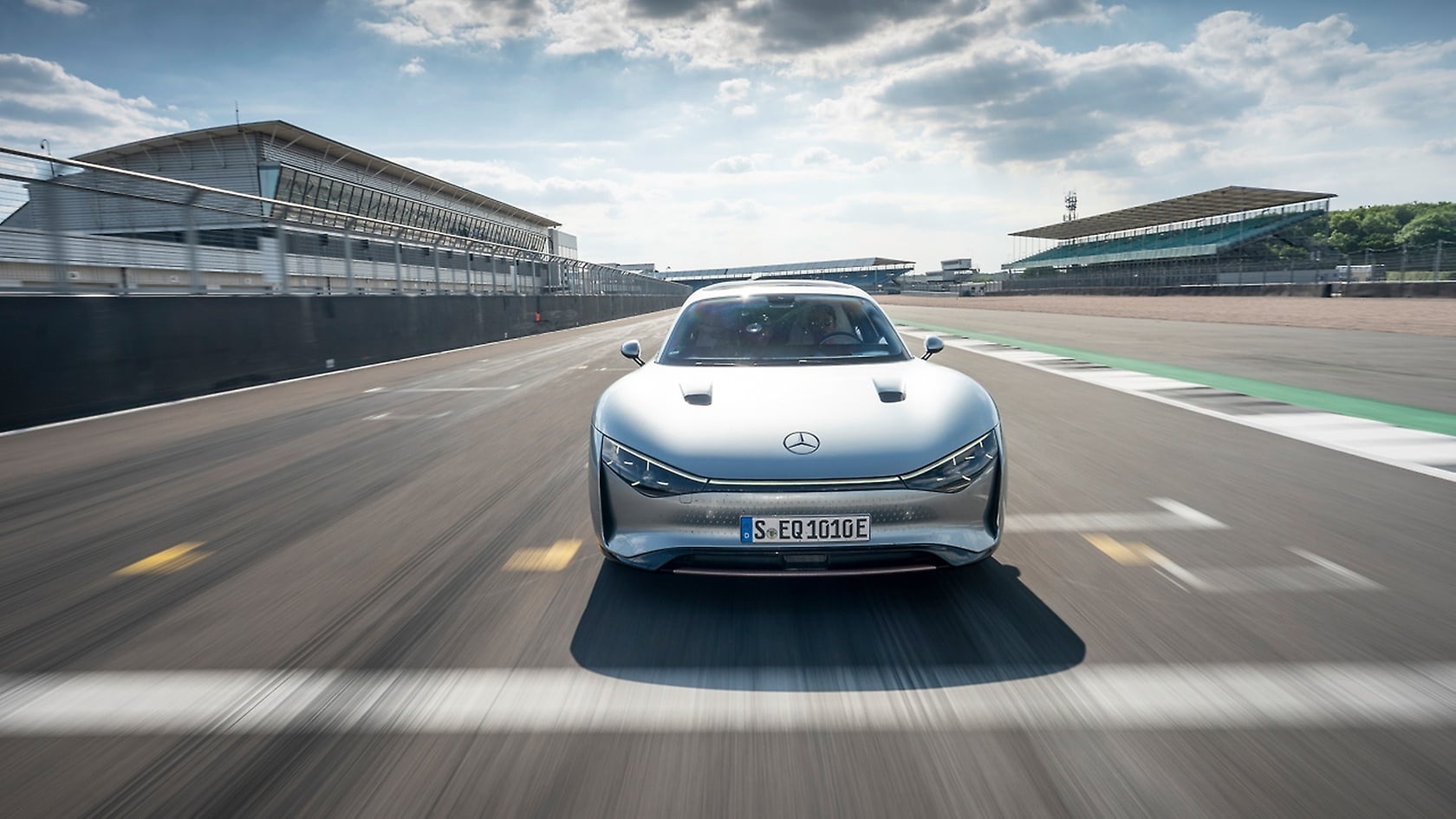VISION EQXX surpasses own efficiency record on summer road trip from Stuttgart to Silverstone (GB) with 1,202 kilometers on a single battery charge.